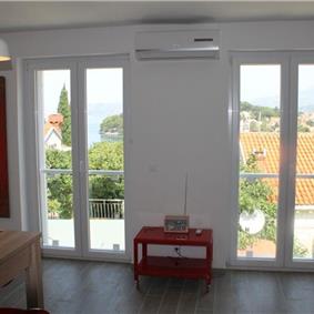 1 Bedroom First Floor Apartment with Terrace and Sea View in Cavtat, Sleeping 2-4
